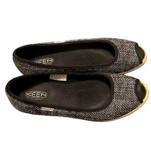 KEEN black and white size 9 open toe shoes
